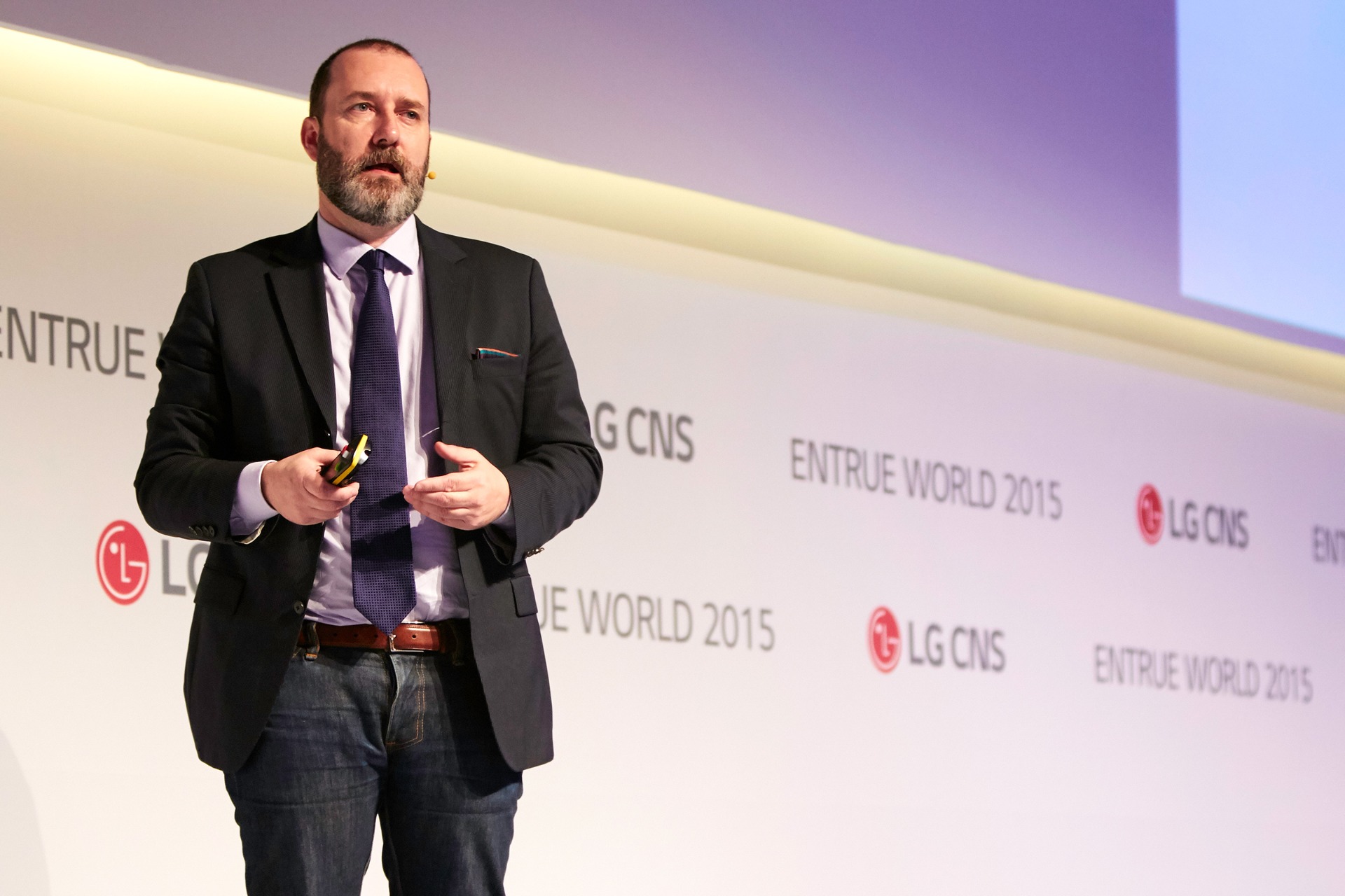 Kevin Ashton hablando en el LG CNS